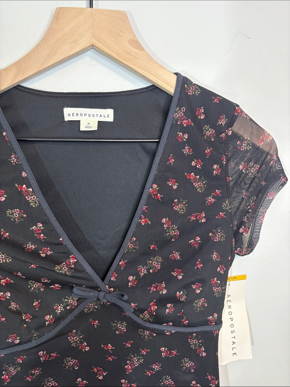 Dainty Black Floral Mesh Aéropostale Floral Mesh V-Neck Crop Top Lined Bust Bow